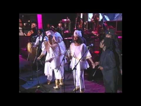 Bob Marley's Family and Friends Perform "One Love"