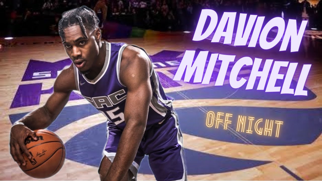 Sacramento Kings guard Davion Mitchell (15) attempts to breakup a