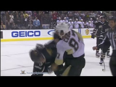 Sidney Crosby vs Matt Niskanen Nov 3, 2010