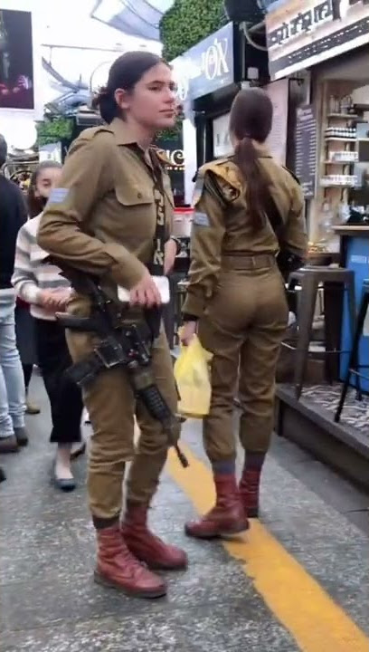 Tentara Wanita Israel Berjaga Dikeramaian Pasar, Keren Senapan Bohay