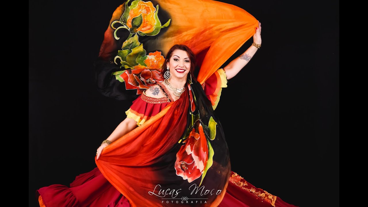 Silvia Bragagnolo - dança cigana estilo brasileira com véu e leque