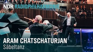 Aram Chatschaturjan: "Säbeltanz" aus "Gayaneh“ mit Andrew Manze | NDR Radiophilharmonie