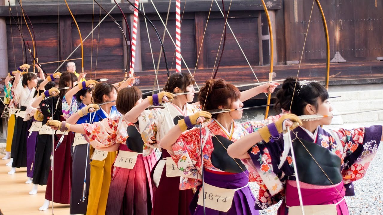 三十三間堂大的全国大会 通し矢 13年 Japanese Long Range Archery Youtube