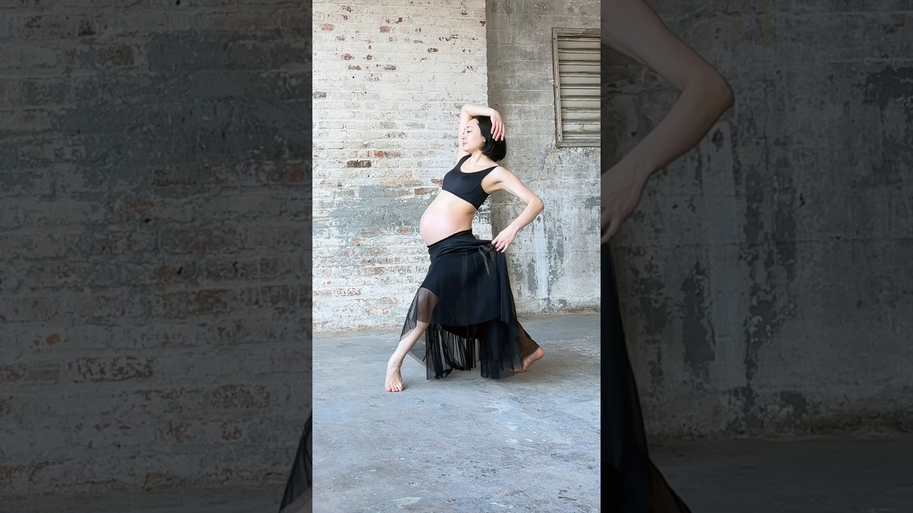 お腹が大き過ぎてバランスが取れない妊娠中のコンテンポラリーダンサー