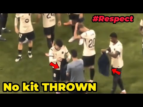 لاعبو برشلونة يظهرون احترامهم لمسؤول المعدات بتسليمه قمصان ا خلال مباراة برشلونة وأوفيدو