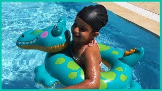 Rüya Havuzda Can Simidi Ile Yüzme Öğreniyor L Eğlenceli Çocuk Videosu