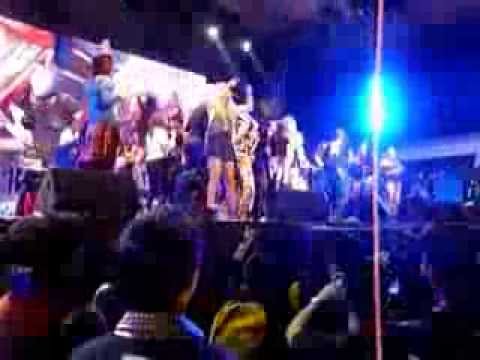 PHARRELL WILLIAMS HAPPY LIVE @ BLOHK PARTY 2013