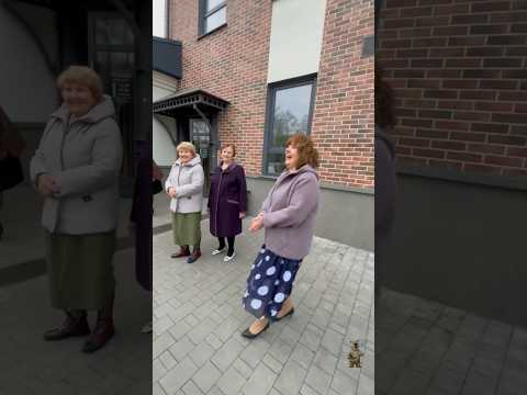 🧸Елена ждала МАССАЖИСТА, а прибежал ОН с букетом…#эмоции #аниматорычехов #мишкачехов #shorts