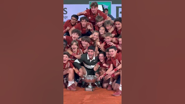Alcaraz celebra Roland Garros con los recogepelotas #alcaraz #rolandgarros #rolandgarros2025