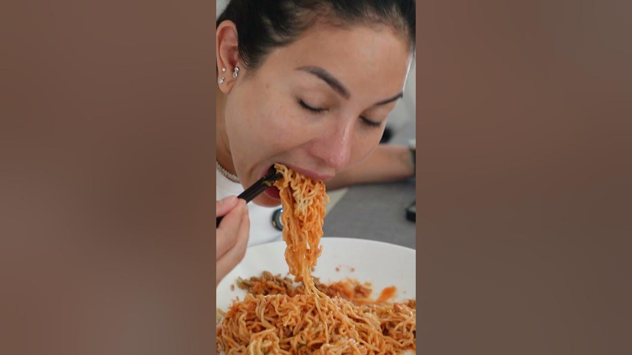 Mukbang mie ayam sebakul pake sambel sebotol !! pedasnya naudzubillah #nikitamirzani #shorts