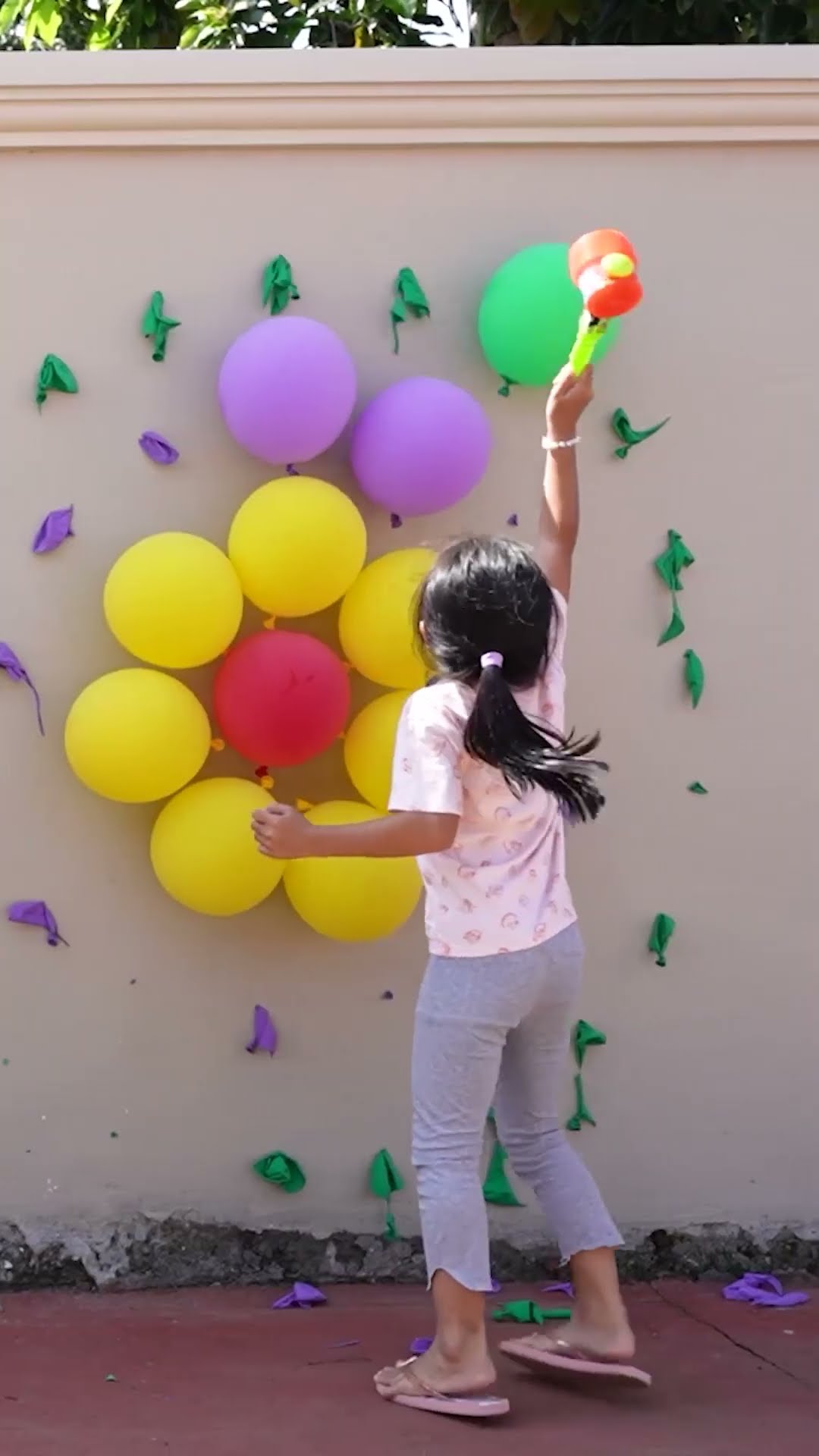 KEYSHA SHEENA PECAH BALON tebak siapa yang menang ? #zuniandfamily #viral  #shorts