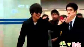 20111129李敏鎬上海浦東機場接機.flv
