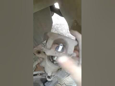 Опель Зафира А, Астра. суппорт заднего тормоза выводим в исходное ...