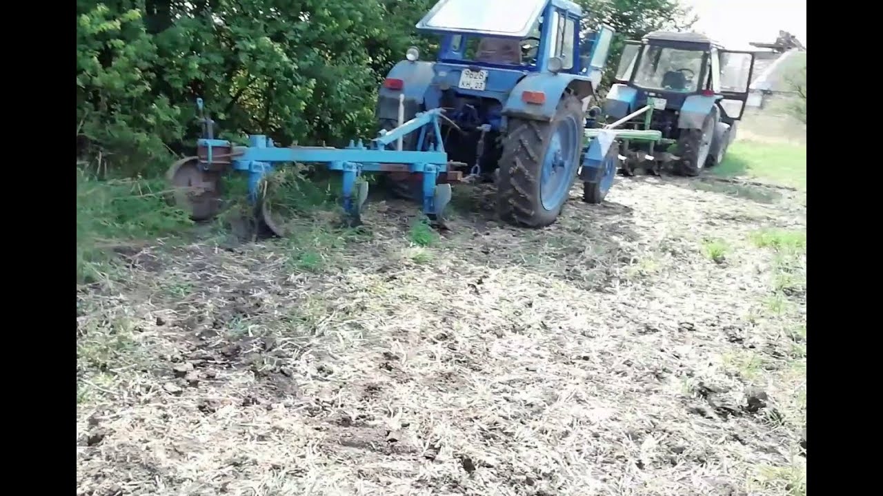 Пахота мтз 80 регулировка плуга. Мтз 80 с плугом. мтз 80 пашет. мтз 82 с плугом. мтз 82 с плугом и фрезой.