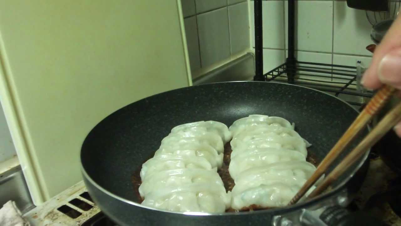 水なし、油なしで焼ける味の素の新・冷凍ギョーザ(餃子)を焼いてみた - YouTube