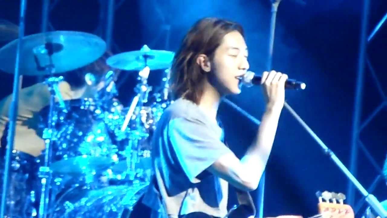 [Fancam] 120922 Jungshin & Yonghwa singing You've Fallen For Me from Heartstrings - CNBLUE In London