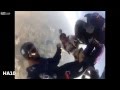 Un paracaidista se olvida de abrochar el paracaídas en pleno salto