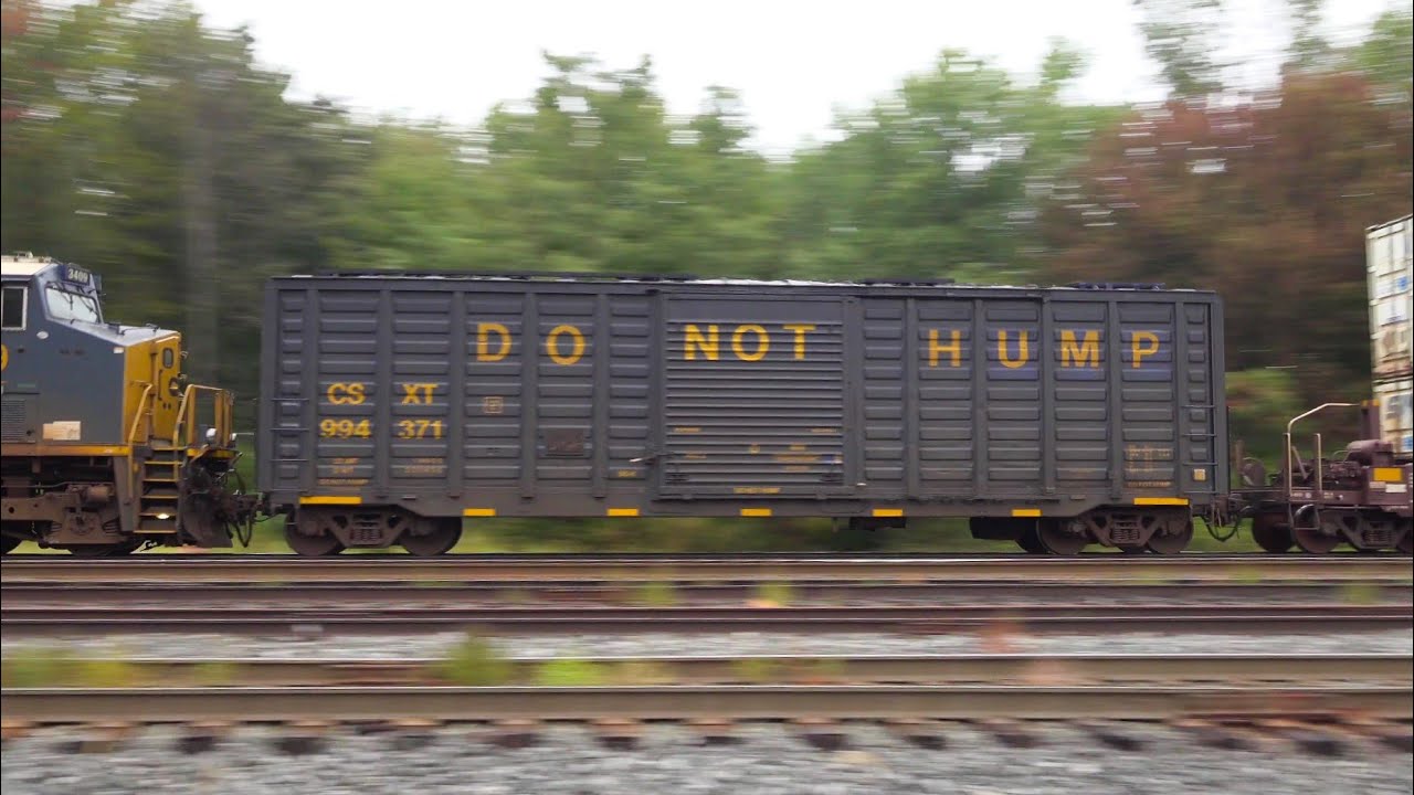 Liquid Leaking From CP Lead Engine Of CSX Train! CSX Train w DO NOT