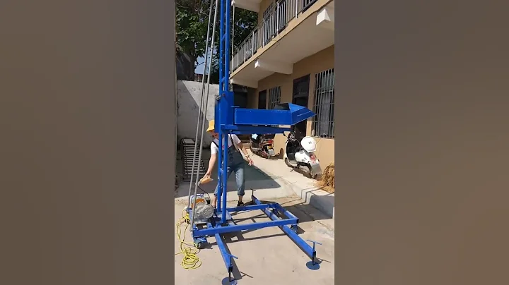 The bucket elevator used on the construction site can lift sand, concrete,