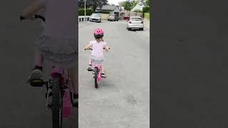 Aleyna Apprend À Faire Du Velo