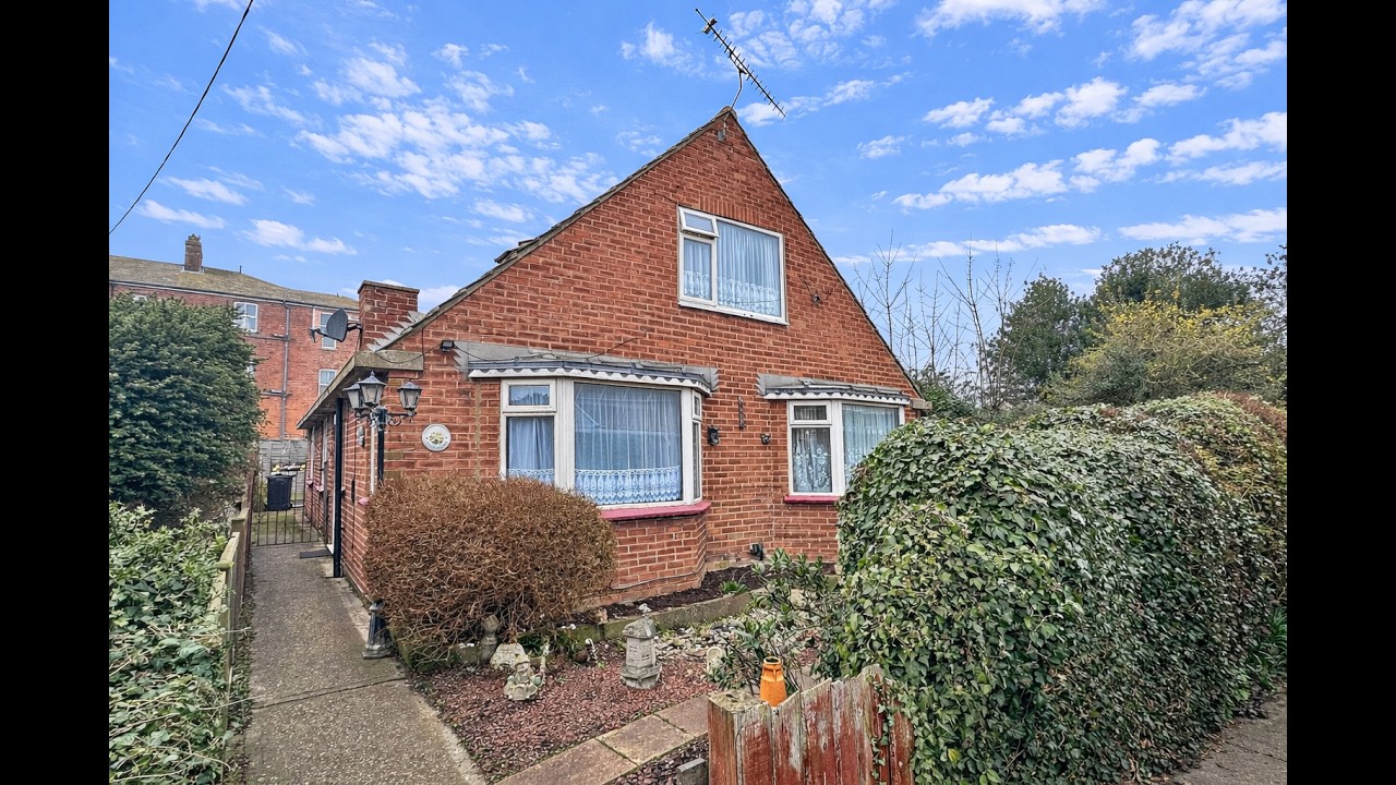 JUST OFF WALTON SEAFRONT! - Kino Road, Walton-on-the-Naze, Essex