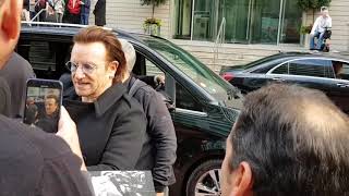 Miniatura de vídeo de "Meeting U2 - Edge, Adam & Bono. Manchester 20.10.18 with Linda O'Brien (NoThemOnlyUs) R.I.P"