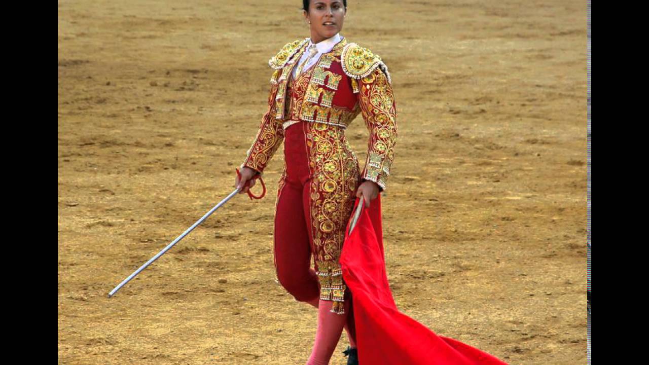 плащ матадора. плащ матадора. женщина тореадор в корриде. коррида женщина матадор. плащ матадора.