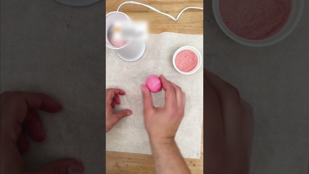 Así es como este hombre recicla los chicles de la calle 😰