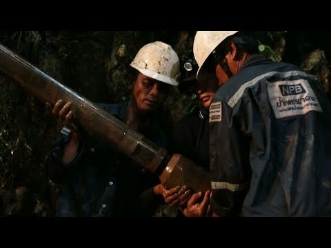 International teams join rescue efforts for 13 lost in Thailand cave