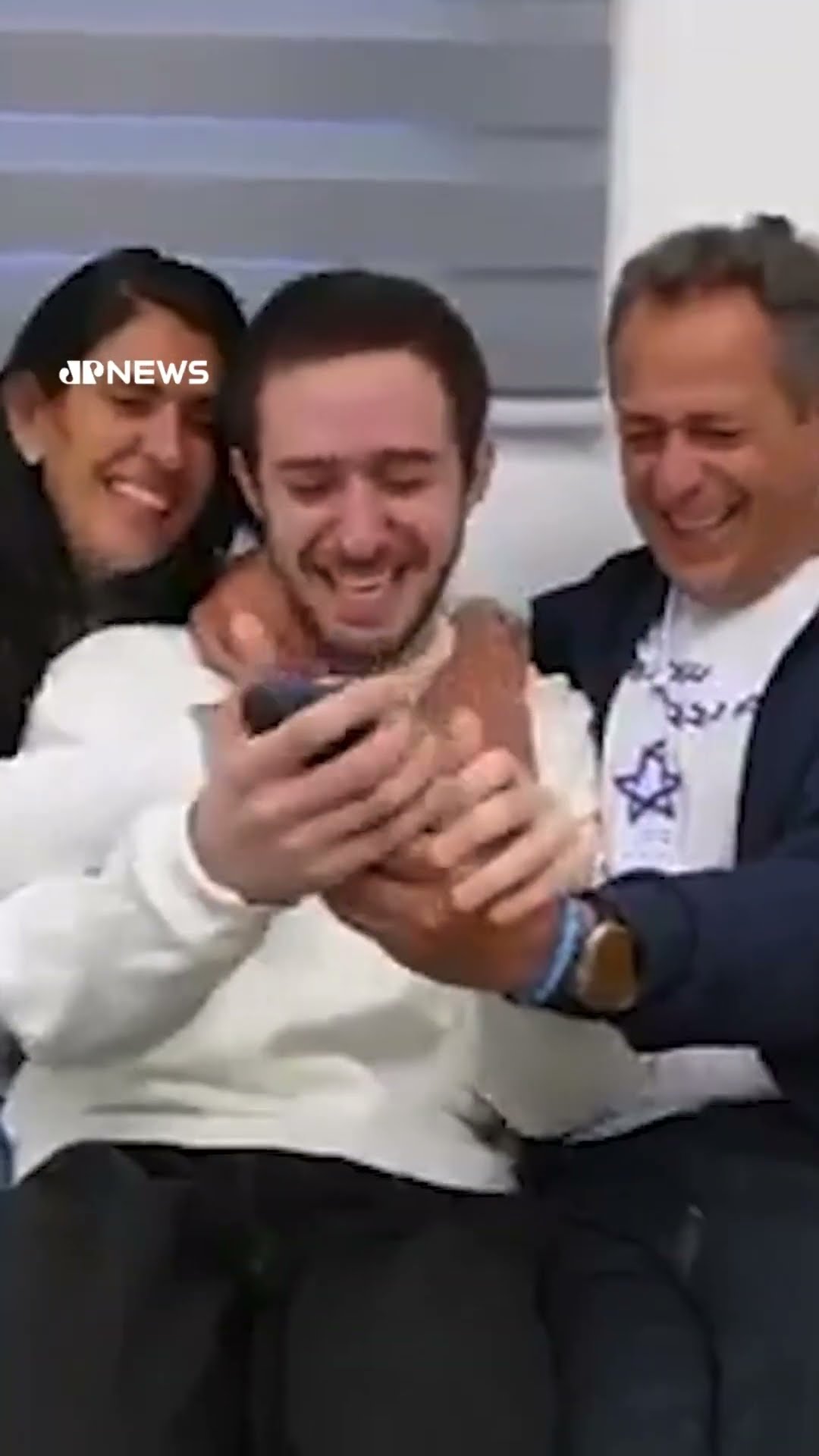 Confira o momento em que os seis reféns israelenses reencontram suas famílias #shorts