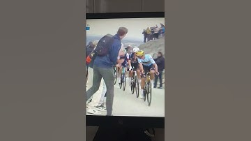 remco evenepoel chasing tadej pogacar