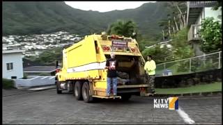 Mayor Kirk Caldwell gets hands dirty picking up bulky trash.