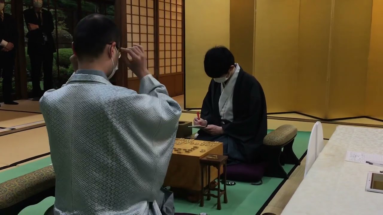 渡辺明名人 1時間34分の大長考後の封じ手 第79期将棋名人戦第２局 Youtube