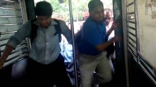 How To Get Inside a Mumbai Local At Rush Hour!!
