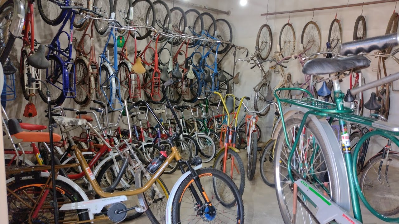 Ele mostrou suas bicicletas antigas, é bicicletas que não acaba mais.