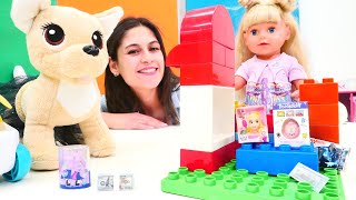 Gül Lego ile oynarken, Loli ona sürpriz yumurta getiriyor. Ayşe ile bebek bakma oyunları