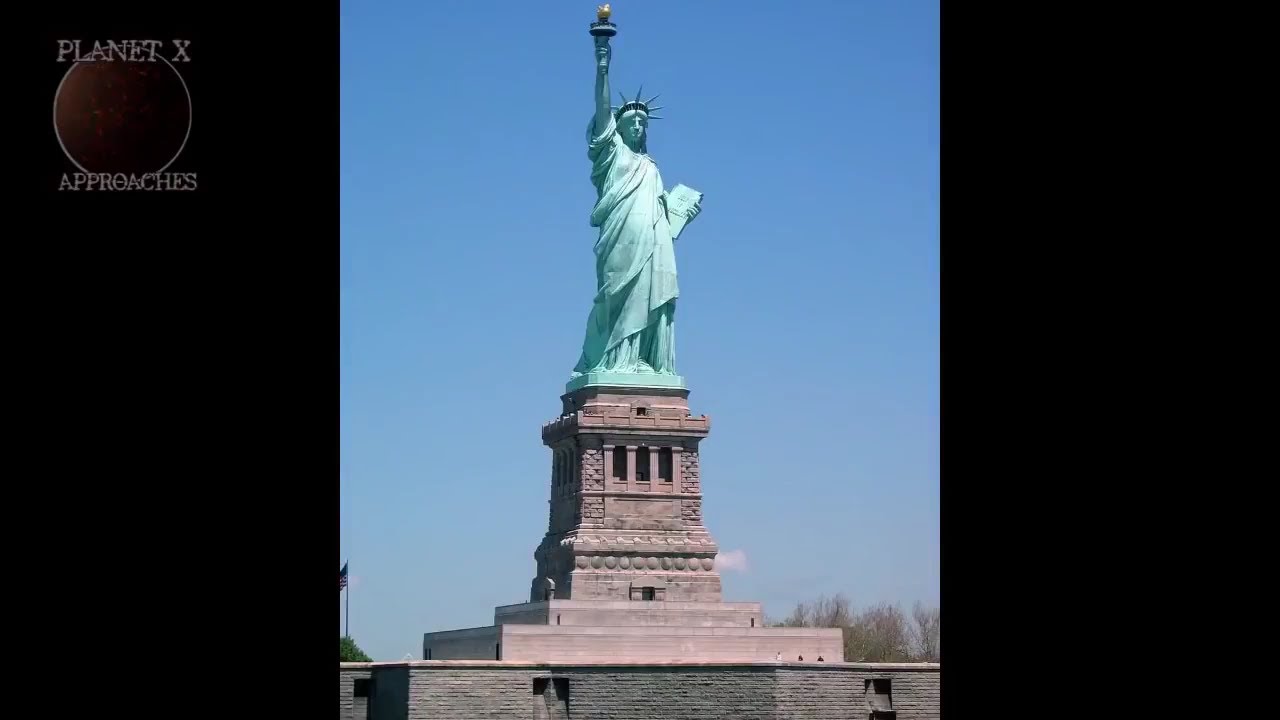 Про любую достопримечательность. Любую достопримечательность. Любые достопримечательности. Статуя свободы с российским флагом. Mandela Effect Statue of Liberty.