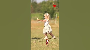 Bé cho bạn ngựa ăn cỏ. #shorts #funny #cute