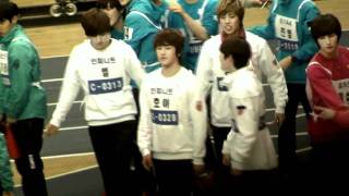 120108 mbc idol athletics championships - infinite dancing to fans singing paradise