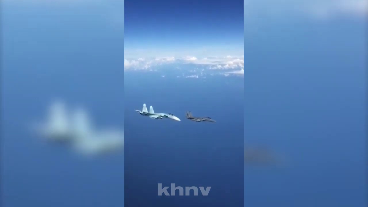 SU-27 Intercept the F-15\Перехват F-15 Российским СУ-27\Volac - Russian Style