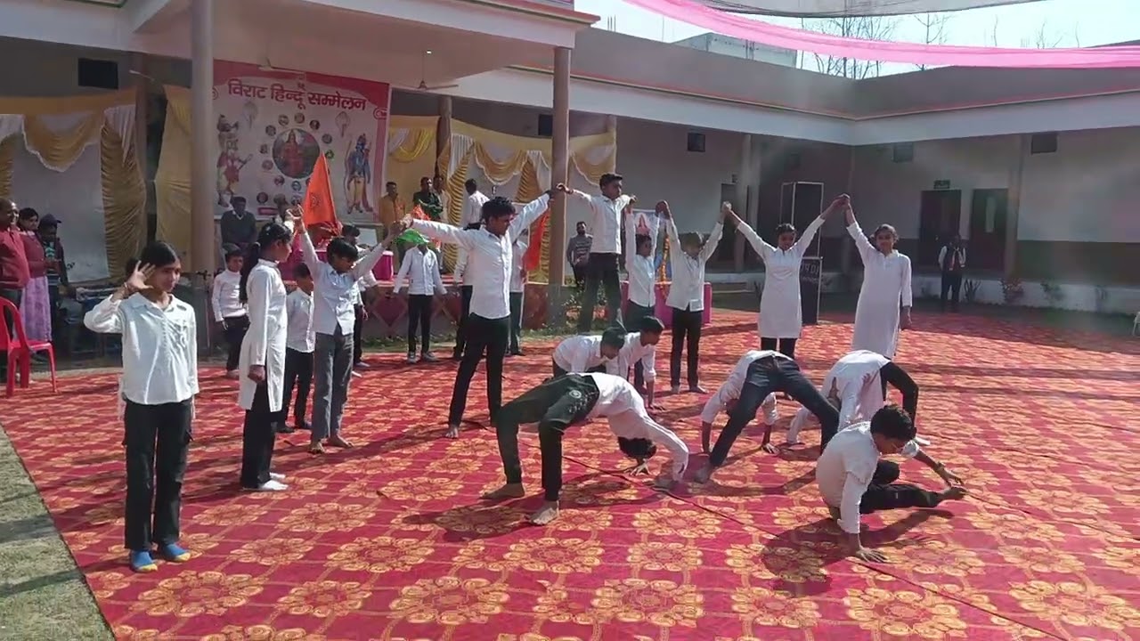 Sugandh muje ish mitti ki ye dash nahi jhukne duga virat hindu sammelan me  baccho ki prastuti 