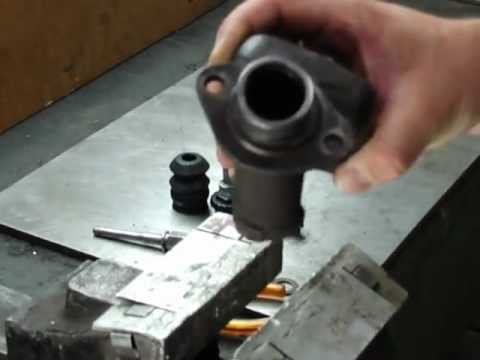 Video: Wie repariert man ein Leck im Hauptbremszylinder?