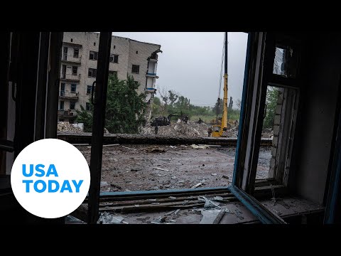 Russian attack hits Ukrainian apartment building | USA TODAY