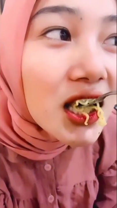 story halu pacar minta di suapin,,manja gak tuh 🤭 #shorts #shortsvideo