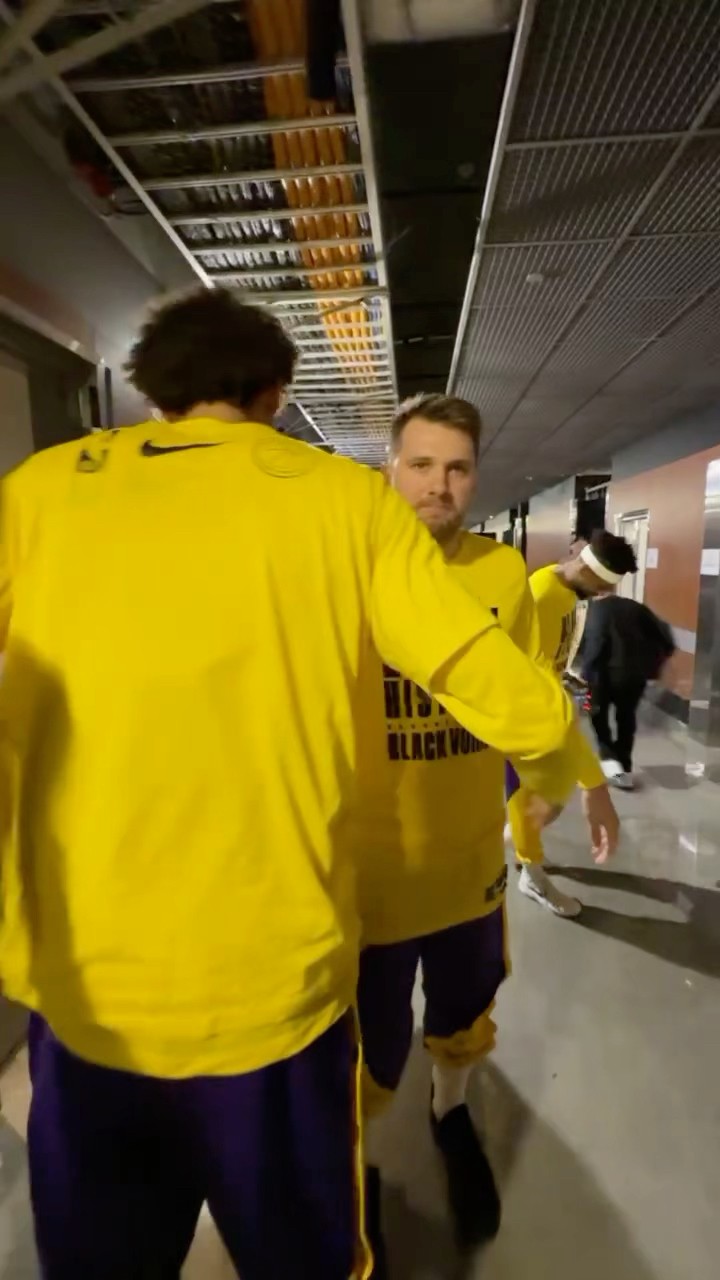 Luka getting welcomed by his new teammates in the tunnel ?