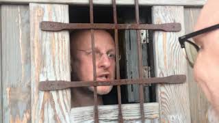 Гоблин прячется в сортире 10 часов