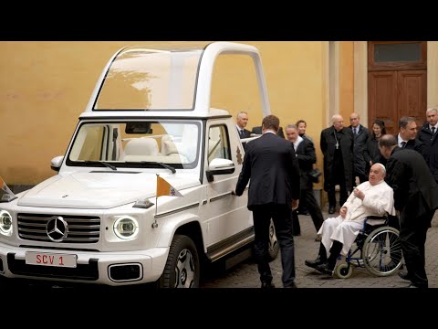 El papa Francisco recibe su primer "papamóvil" eléctrico de Mercedes Benz | AFP
