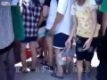 祭りでスカート女性のお尻を触る男 捕まれた決定的な瞬間 祭りでスカート女性のお尻を触る男 捕まれた決定的な瞬間