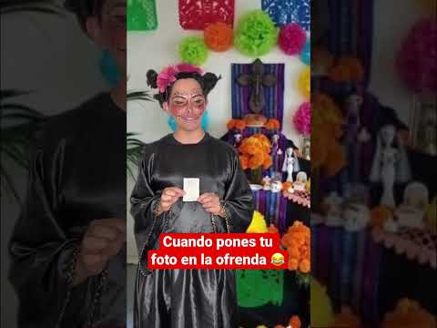 Cuando pones tu fotografía en la ofrenda de Día de muertos