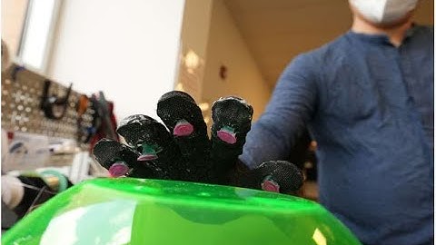 A glove that mimics the arm of an octopus